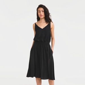 Grana Silk V Neck Camisole - Size Medium - Navy